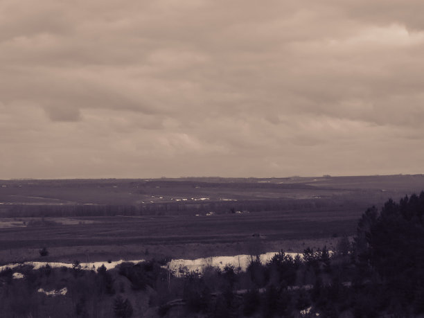 田野、云朵和树木的恐怖照片图片下载