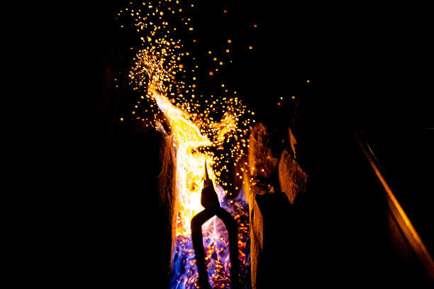 火焰和锻钢日本武士刀图片下载