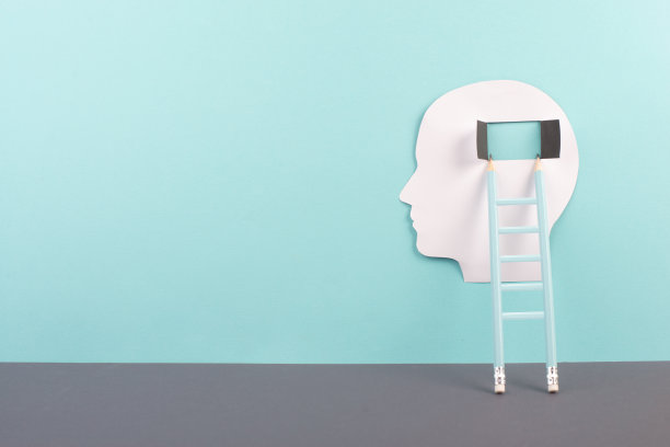 一个男人的剪影，大脑之窗，成功之梯，思想开放，头脑风暴，无序和心理学概念图片下载