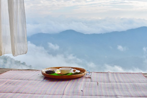 山景城。在泰国清迈的山上，早晨拉开窗帘。图片下载