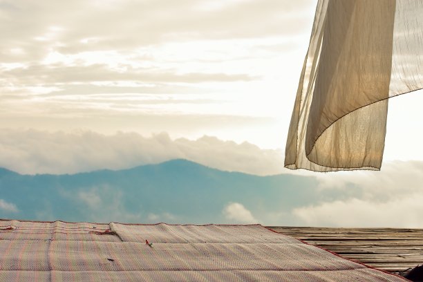 山景城。在泰国清迈的山上，早晨拉开窗帘。图片下载
