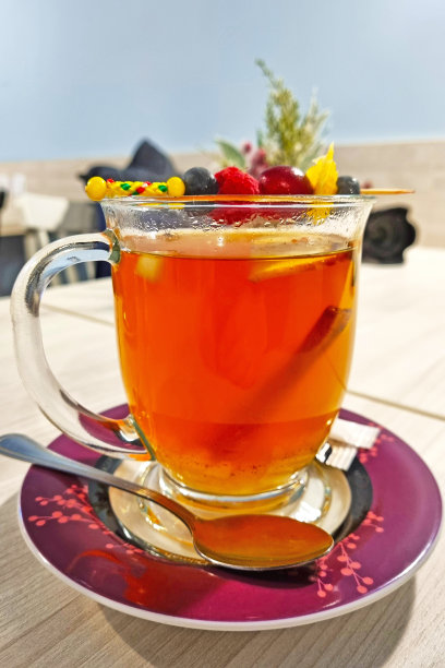 一杯热茶，桌上有水果。图片下载