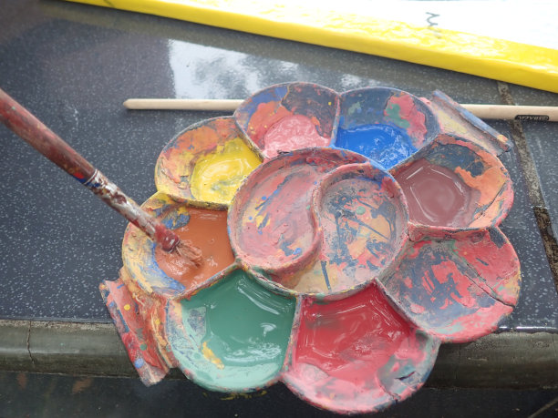 用于在儿童身上绘画的画笔和彩色颜料架图片下载