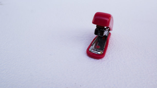 白色背景的红色订书机。图片下载