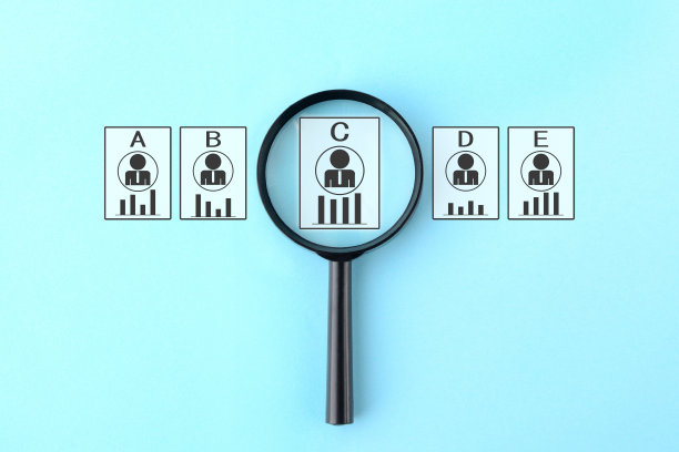 放大镜和商人图片以能力地位图片下载