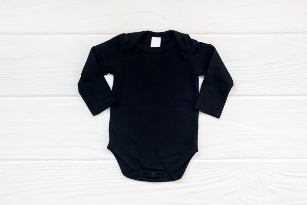 简单的黑色婴儿紧身衣长袖扁平模型在白木背景。图片下载