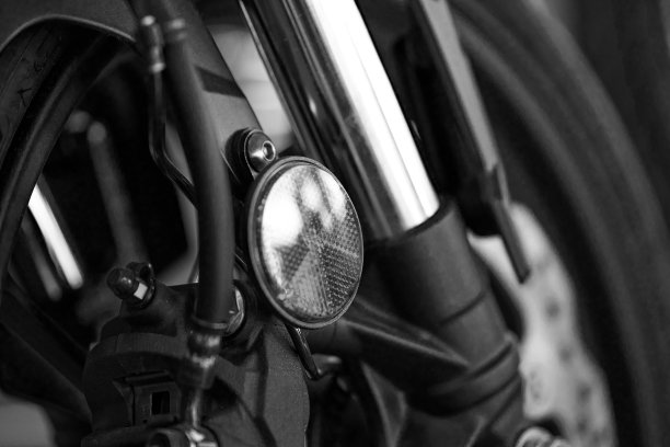 摩托车刹车和前轮的特写。黑色和白色图片下载