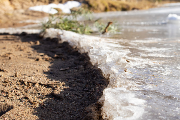 冰的边缘在沙滩上的沙子图片下载