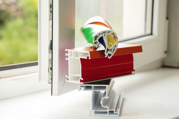 样品的窗框放在公寓的窗台上，安装在窗户上图片下载