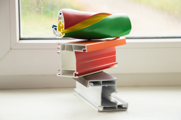 样品的窗框放在公寓的窗台上，安装在窗户上图片下载