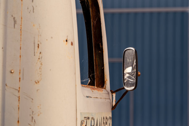 老式的生锈的卡车门把手图片下载