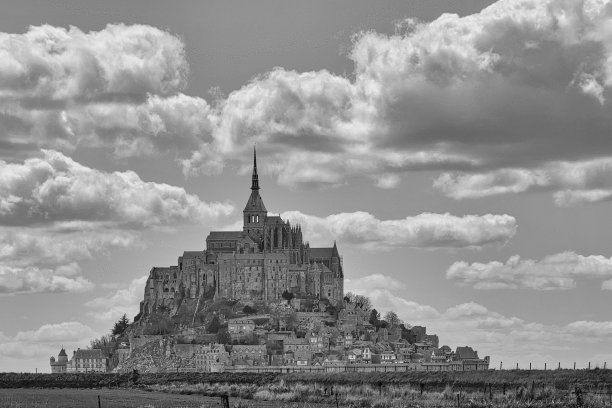 多云天空下的建筑景观图片下载