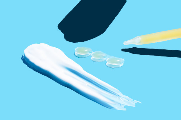 蓝色背景上带一定量液体透明质酸的移液管。化妆品的概念。平的。文本。在培养皿中在蓝色背景上涂上透明凝胶血清的圆形透明滴图片下载