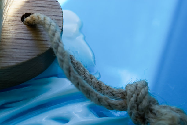 仙人掌纤维刷的微距照片。Spa美容的概念。用于干性身体按摩。微距照片的刷消除脂肪的身体按摩。画笔的背景是蓝色的。按摩油。身体霜。蓝色背景上涂着奶油。图片下载