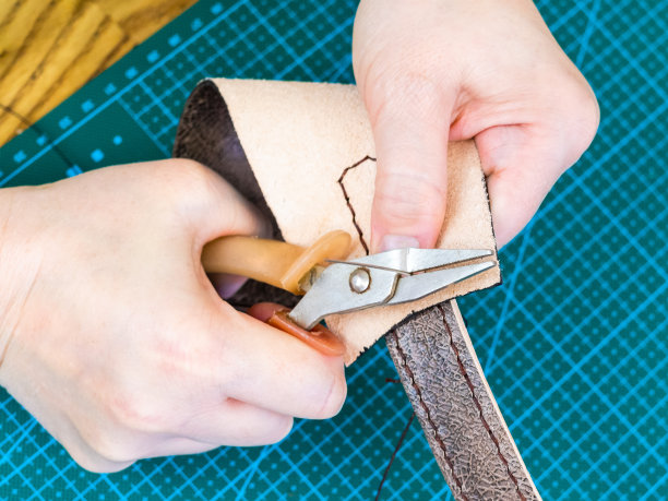 工匠为皮革手提包制作皮带图片下载