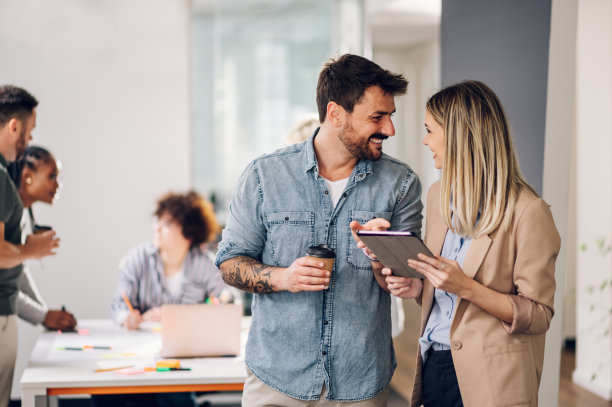 商务人士站在会议室里使用数字平板电脑图片下载