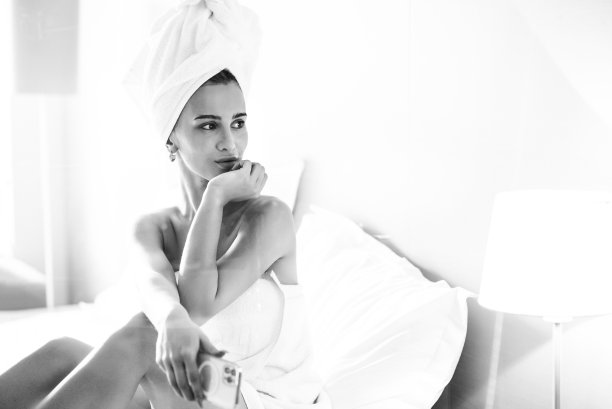 迷人的年轻女子应用保湿面膜股票照片图片下载