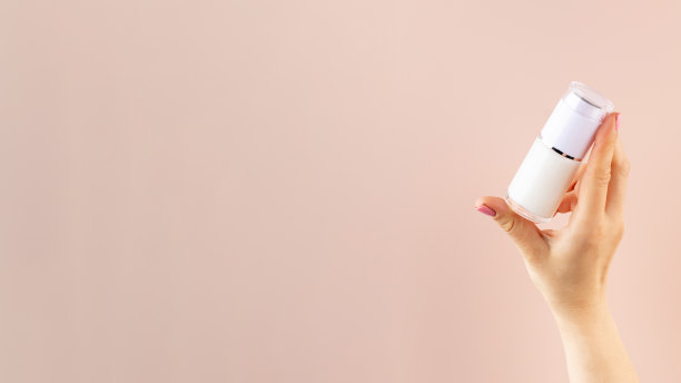 粉色背景下，女性手持保湿霜罐子的模型图片下载