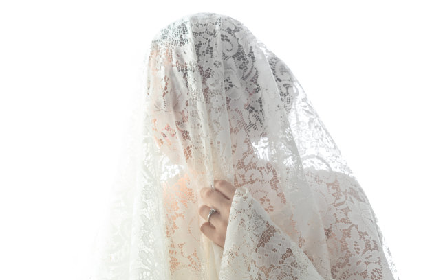 新娘与白色花边新娘面纱和钻石结婚戒指图片下载