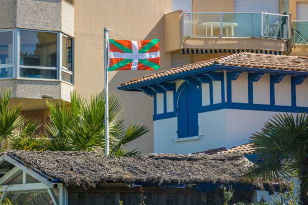 Ikurrina旗帜，巴斯克的象征和巴斯克国家的官方旗帜在阿卡康的一所房子前飘扬图片下载