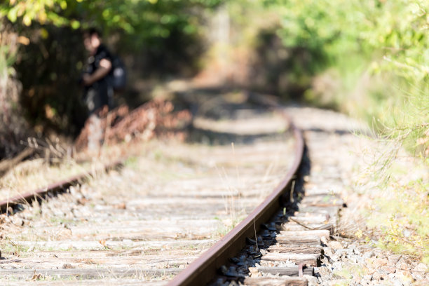 废弃的火车轨道，改为铁路轨道图片下载