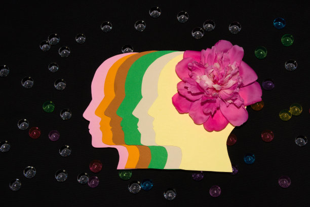 五彩缤纷的脑袋从彼此身上冒出来，最后一朵粉红色的花在宇宙背景上，创意创意宇宙，花的大脑图片下载