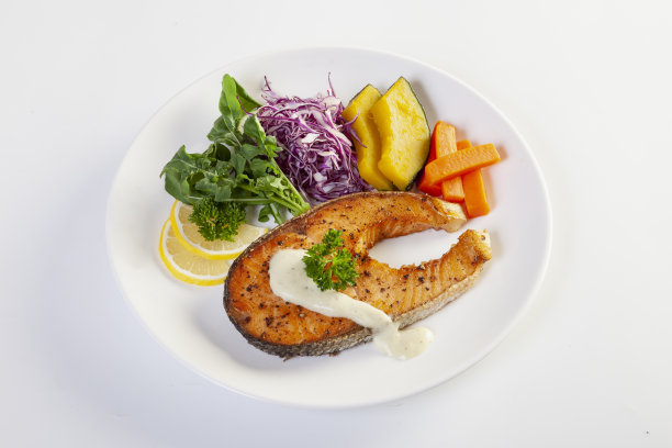 白色背景的鲑鱼排图片下载