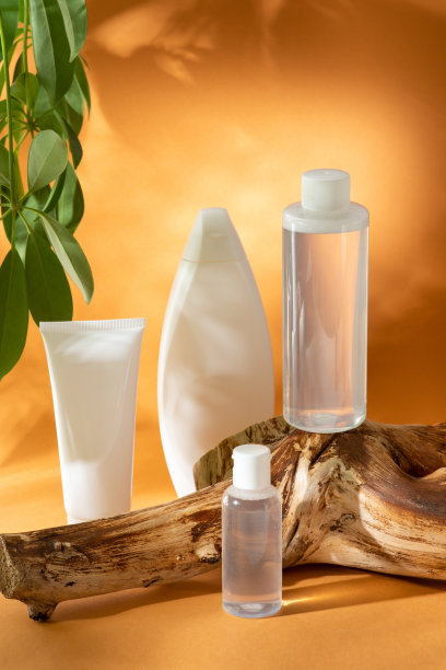 一套干净的白色洗发香波，沐浴露和体霜，背景为橙色图片下载