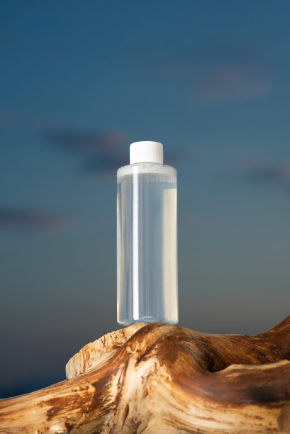 一瓶胶束水，对着天空的奎宁水图片下载