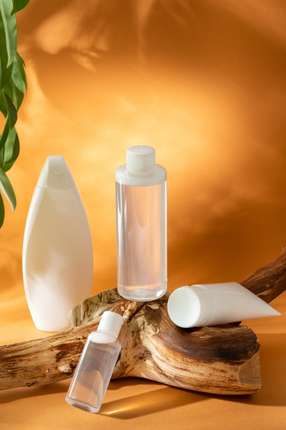 一套干净的白色洗发香波、沐浴露和体霜图片下载