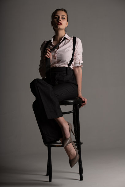 经典风格的高加索女性肖像图片下载