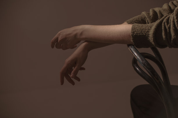 女人的手在温暖的光线里图片下载