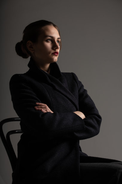 经典风格的高加索女性肖像图片下载