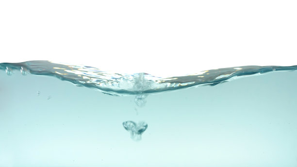 水波和飞溅与气泡的空气孤立在白色背景图片下载