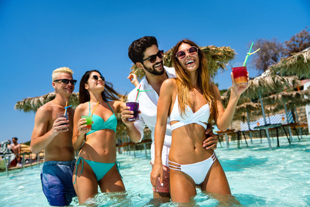 一群朋友在暑假里一起享受派对、鸡尾酒。人们旅行的乐趣概念。图片下载