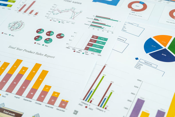 财务报表图表数据在办公桌。图片下载
