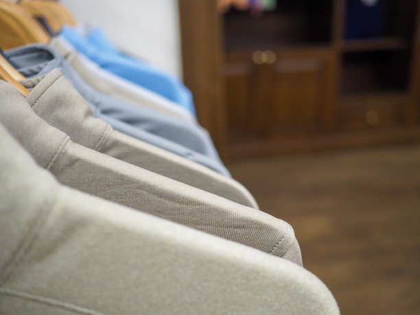 男士和女士的t恤挂在衣架上图片下载