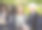同事们，不同年龄的老男人和年轻女人坐在城市的街道上吃午饭，同事们在后面图片下载