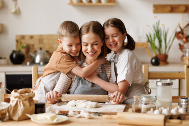 积极的热爱家庭的母亲和可爱的孩子一起做饭图片下载