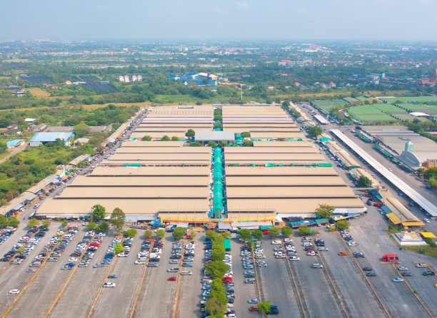 沙南銮街市空中俯瞰，绿色屋顶、马蹄形车道和零售帐篷图片下载