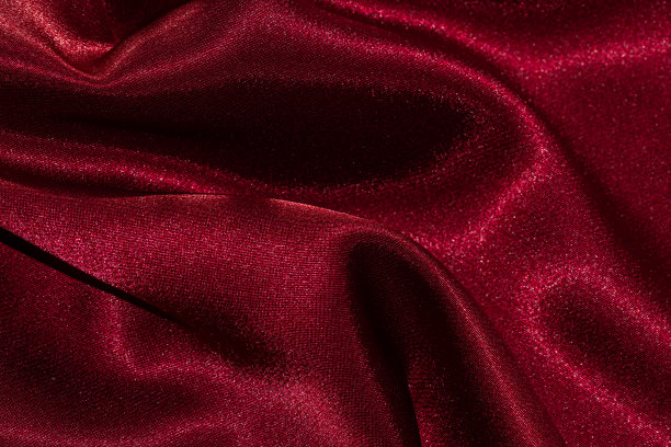 照片为深红色的褶皱织物。图片下载