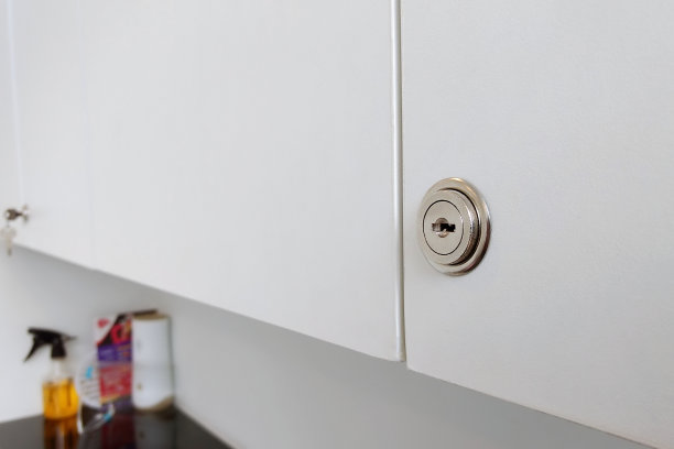 白色壁挂式储物柜上的钥匙孔。图片下载