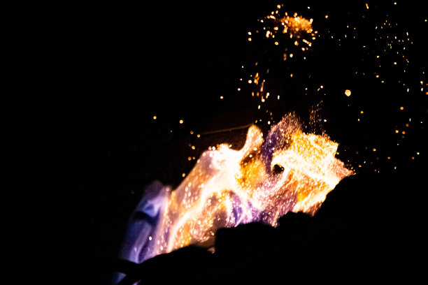 煤炭在窑中燃烧，用于日本武士刀图片下载