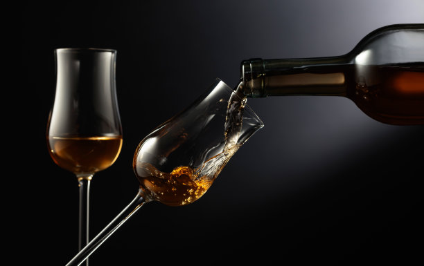 两杯上等酒图片下载