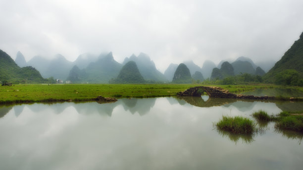 岩溶地区的古村落和石桥图片下载