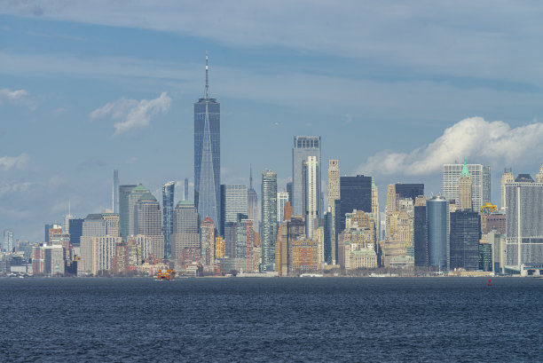 从哈德逊河上的渡船上的曼哈顿下城全景，纽约，美国。图片下载