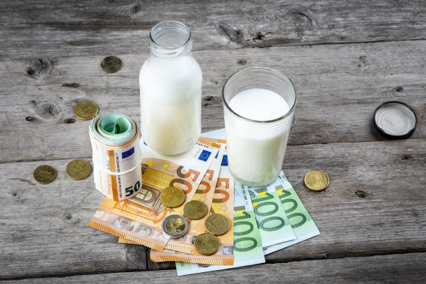 欧洲牛奶价格上涨的概念。图片下载