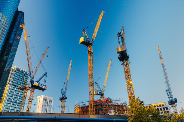 法兰克福正在成长的金融区，高大的建筑机械图片下载