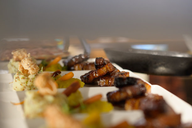 牛排:在餐厅厨房里放置准备上菜的肉图片下载