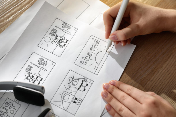 女人在工作场所画卡通草图，特写。前期制作过程图片下载